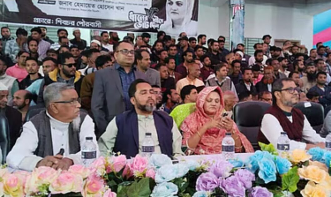 মাদারীপুর-১ আসনে বিএনপির প্রার্থী নাদিরা আক্তারের বাঁ পাশে বসে আছেন শিবচর উপজেলা আওয়ামী লীগের সাবেক সভাপতি ও সাবেক পৌর মেয়র মো. আওলাদ হোসেন খান এবং ডান পাশে উপজেলা বিএনপির আহ্বায়ক শাহাদাত হোসেন খান। গতকাল মঙ্গলবার সন্ধ্যায় শিবচর পৌরসভার খান বাড়িতেছবি: সংগৃহীত